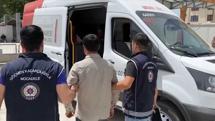 Bin 456 Düzensiz Göçmen Yakalandı: Sınır Dışı Edilecekler! 