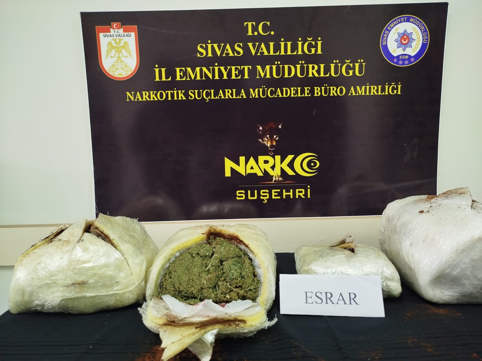 Vatandaşları zehirleyeceklerdi! Sivas'ta 5 kilo esrar ele geçirildi