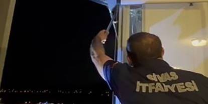 Yuvadan Düşen Atmaca Yavrusuna İtfaiye Eli