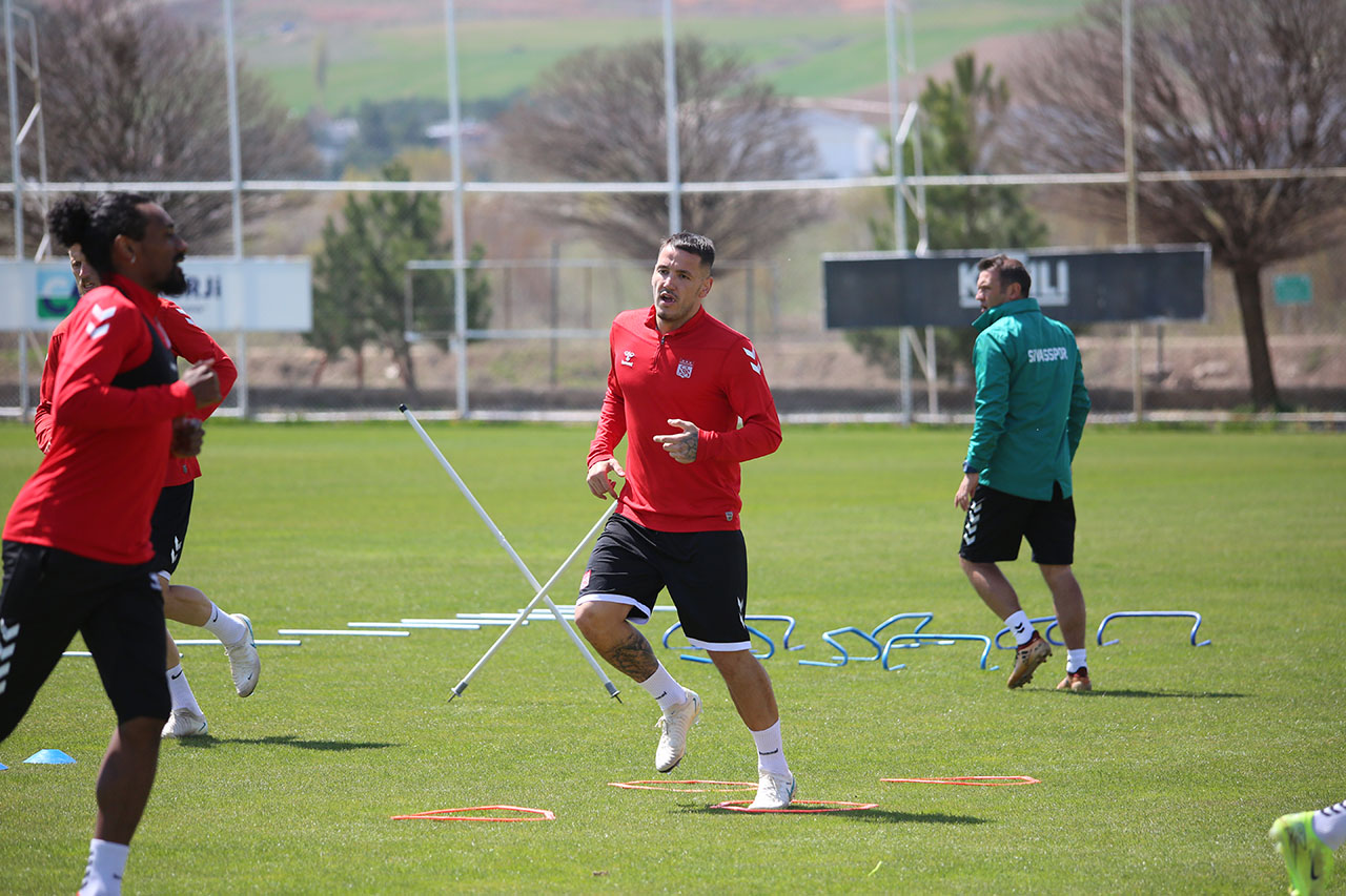 Sivasspor’da lider mesaisi devam ediyor! 