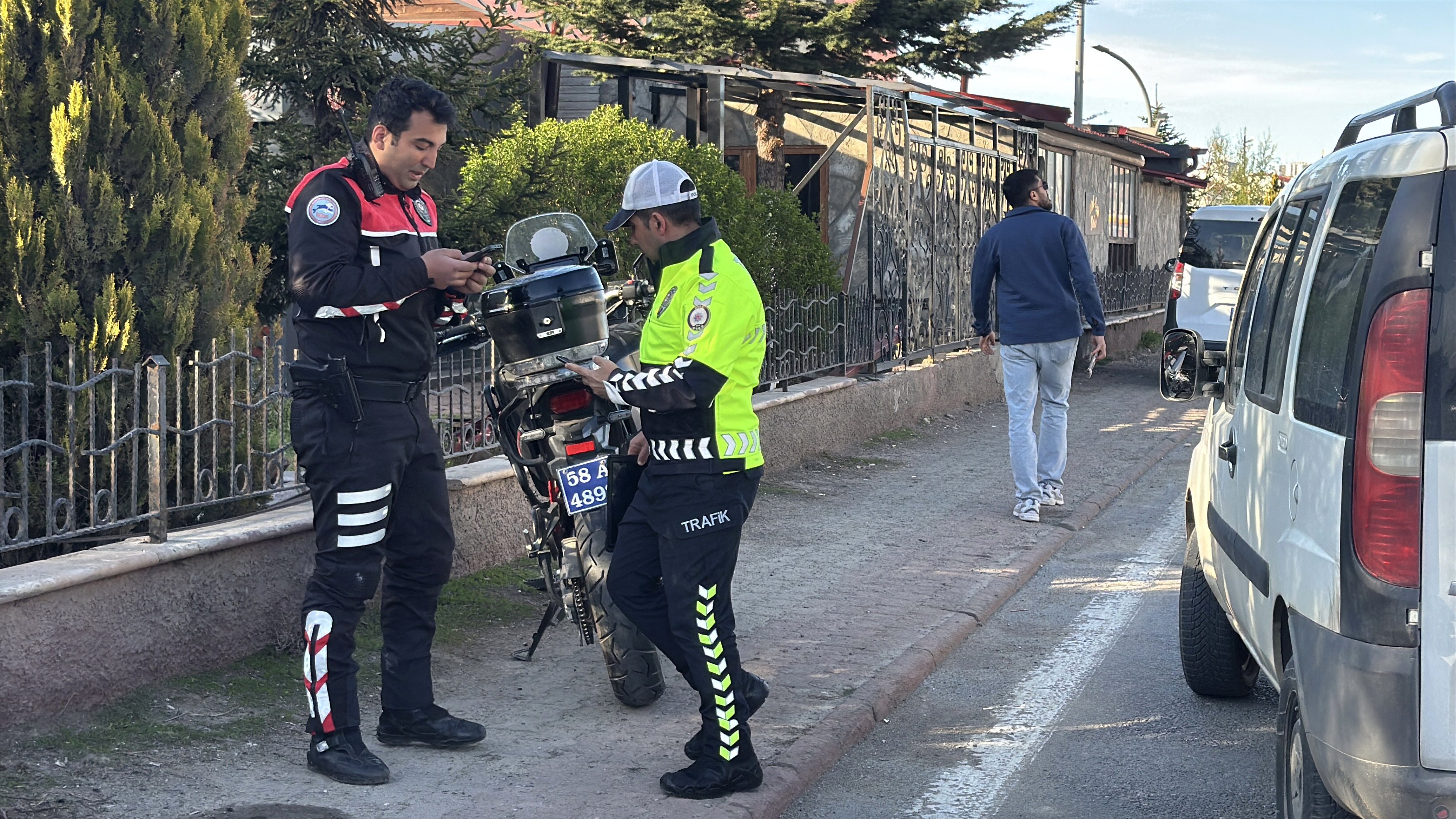Sivas'ta şüpheli aracı kovalayan polis kaza yaptı 