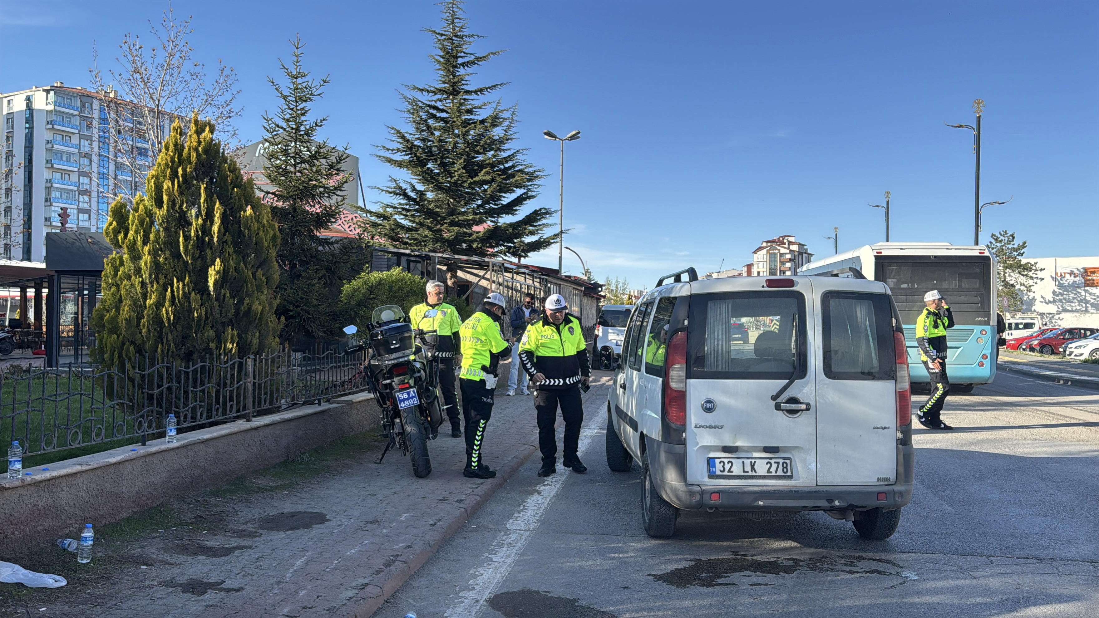 Sivas'ta şüpheli aracı kovalayan polis kaza yaptı 