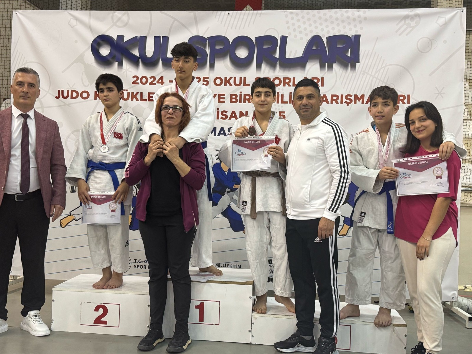 Sivas’a Madalyalarla Döndüler