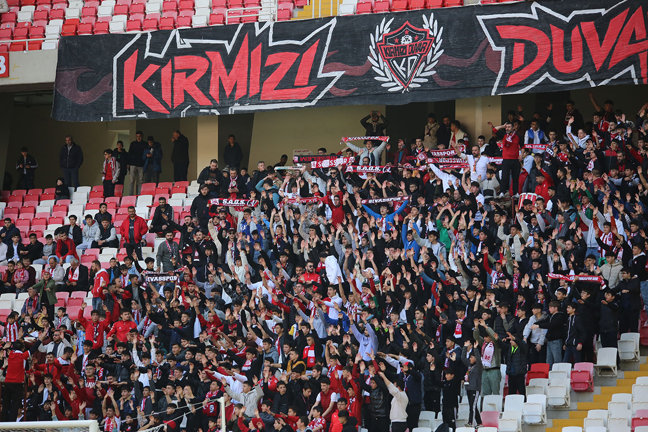 Kırmızı Duvar Taraftar Grubu Açıklama (1)