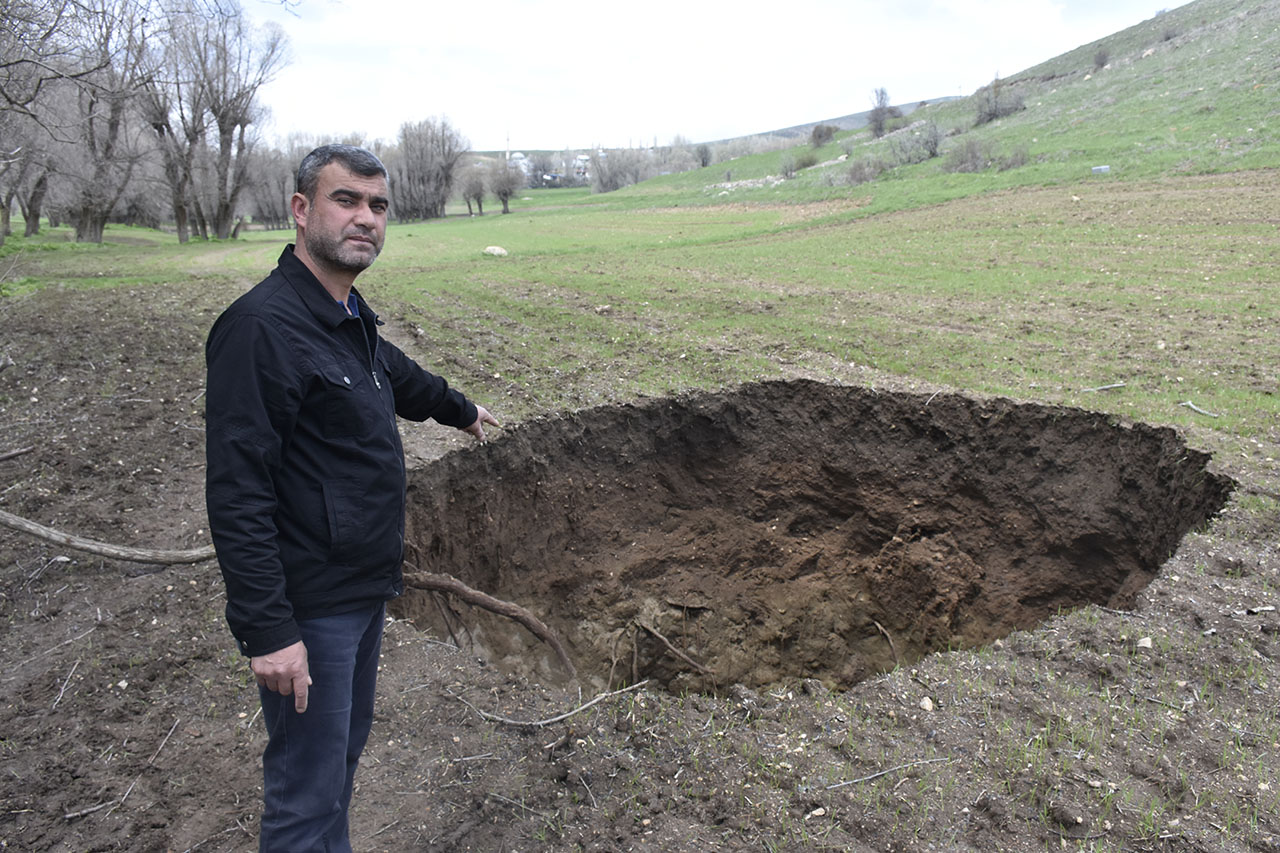 Sivas'ta Tarlada 7 Metre Çapında Obruk Oluştu (2)