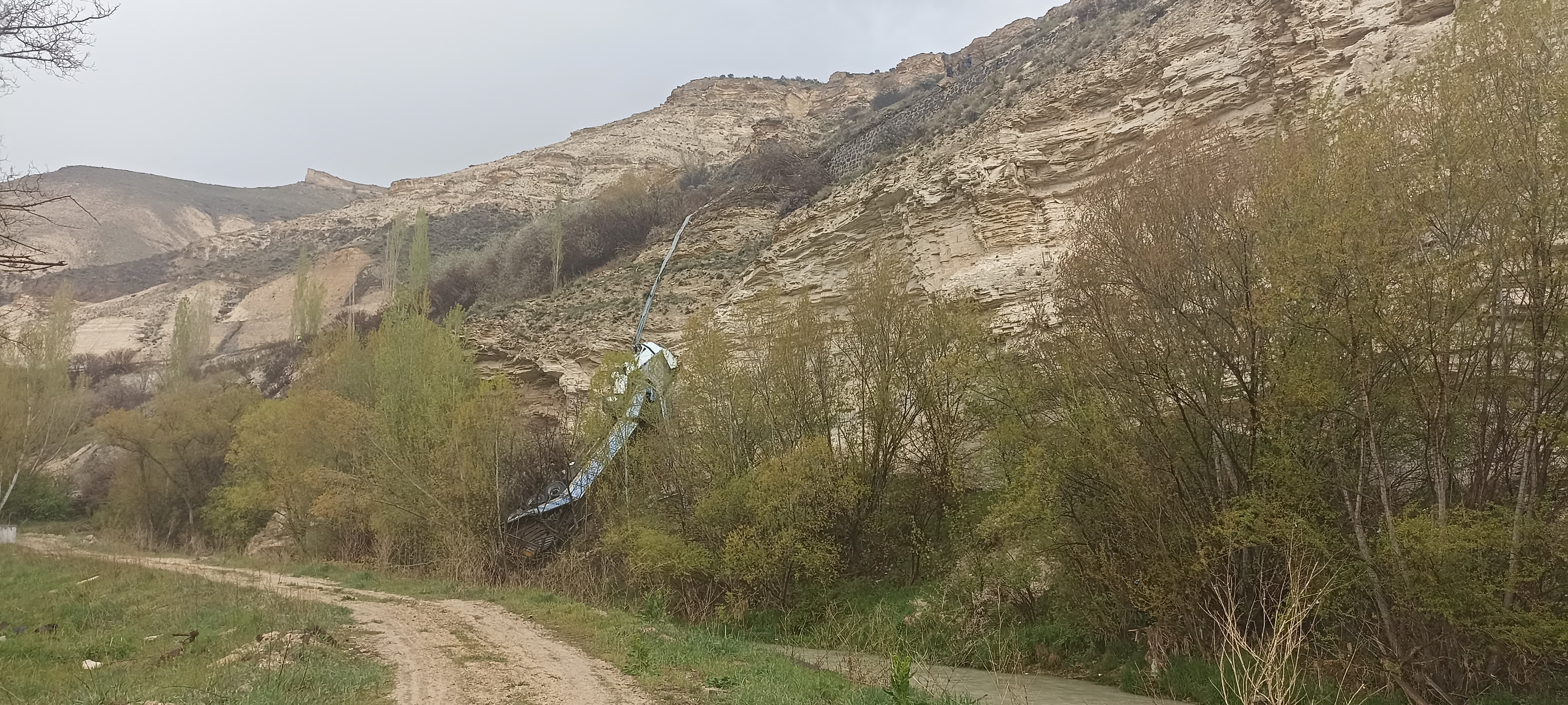 Sivas'ta TIR 70 Metrelik uçurumdan yuvarlandı 