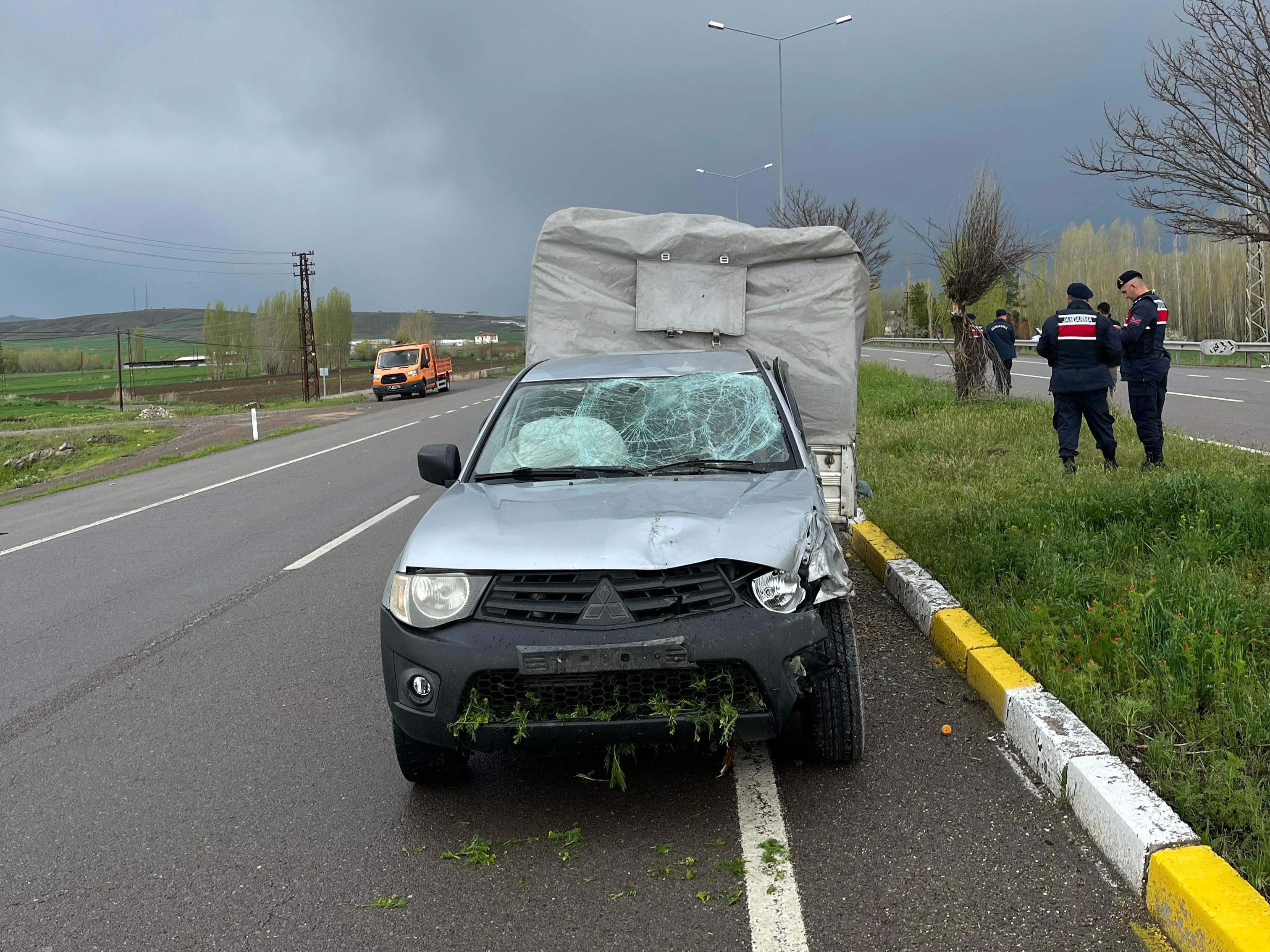 Sivas'ta Kamyonet Aydınlatma Direğine Çarptı, Sürücü Hastaneye Kaldırıldı