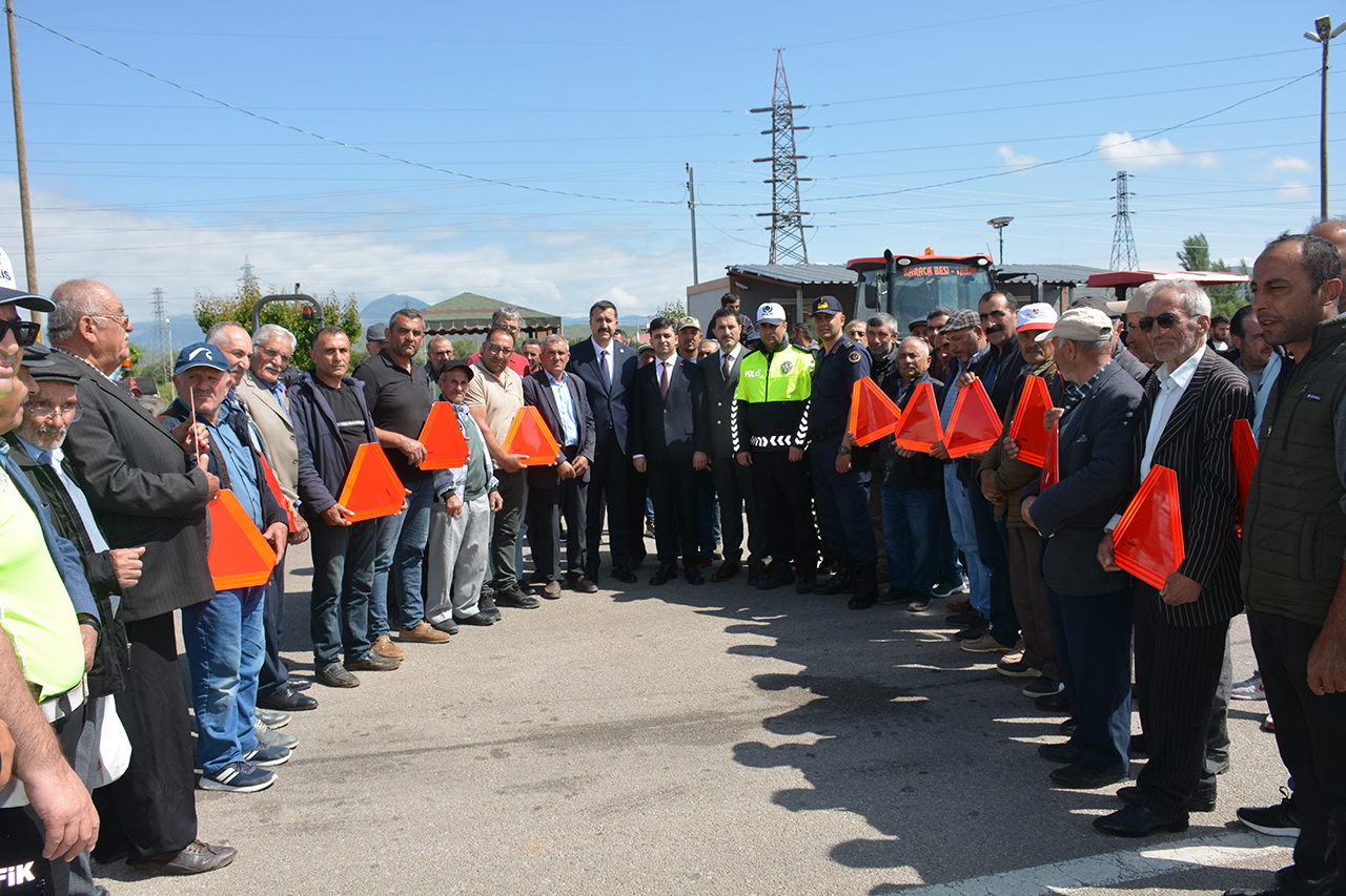 Sivas'ta traktör sürücülerine reflektör hediye edildi