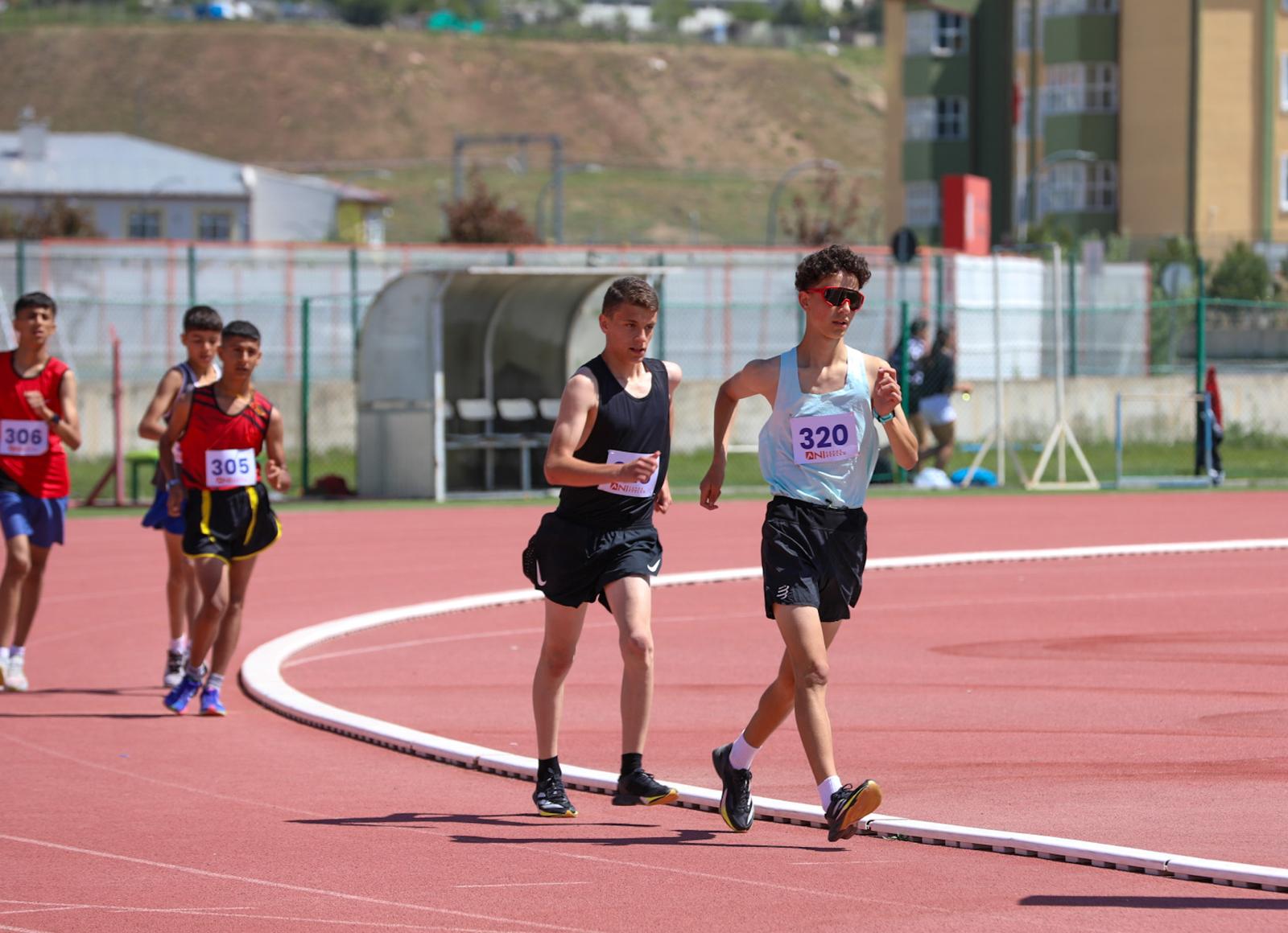 500 sporcu Sivas’ta şampiyonluk için yarıştı