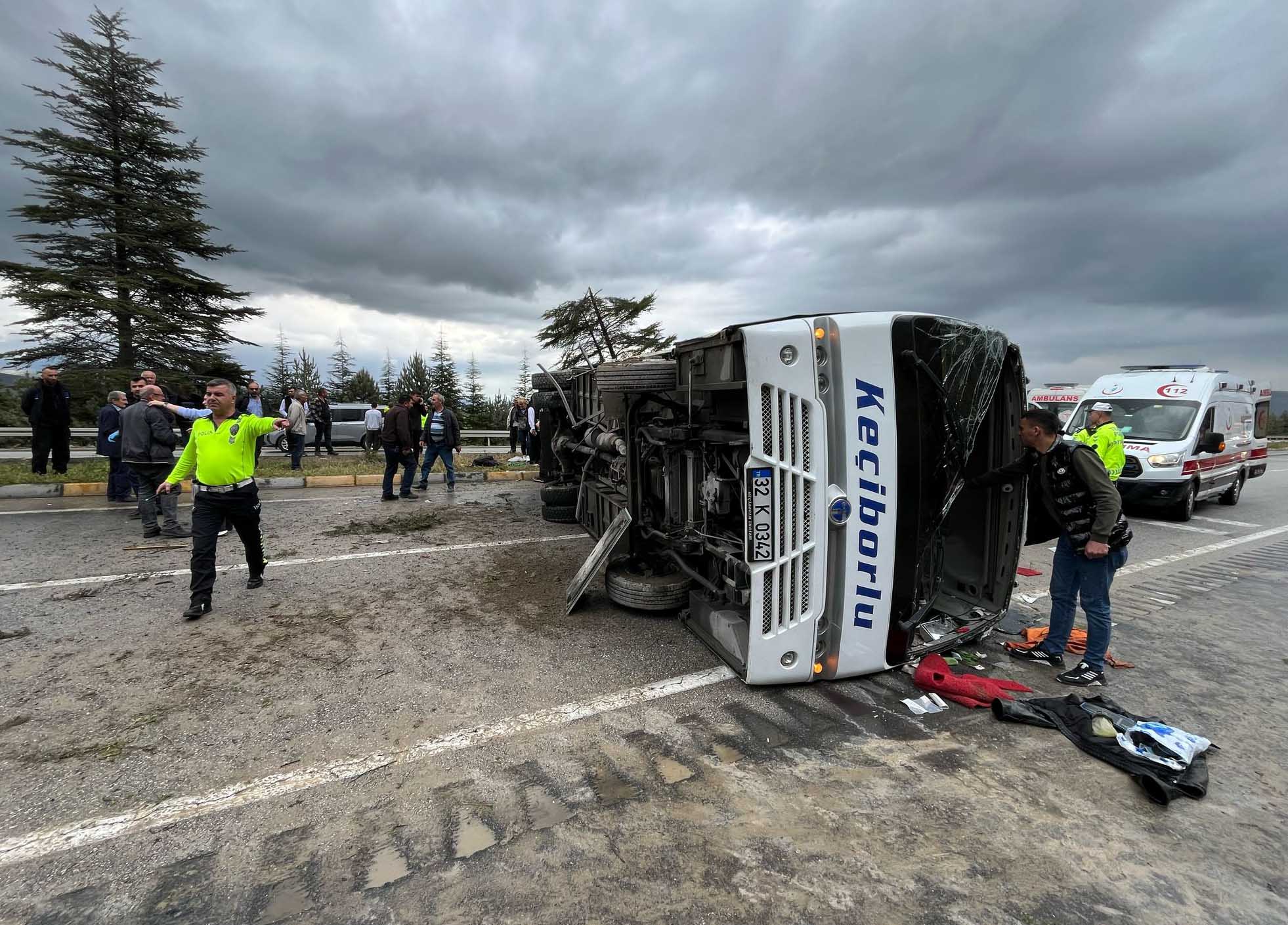 Yağış nedeniyle kayganlaşan yolda yolcu midibüsü kaza yaptı: 16 yaralı-1