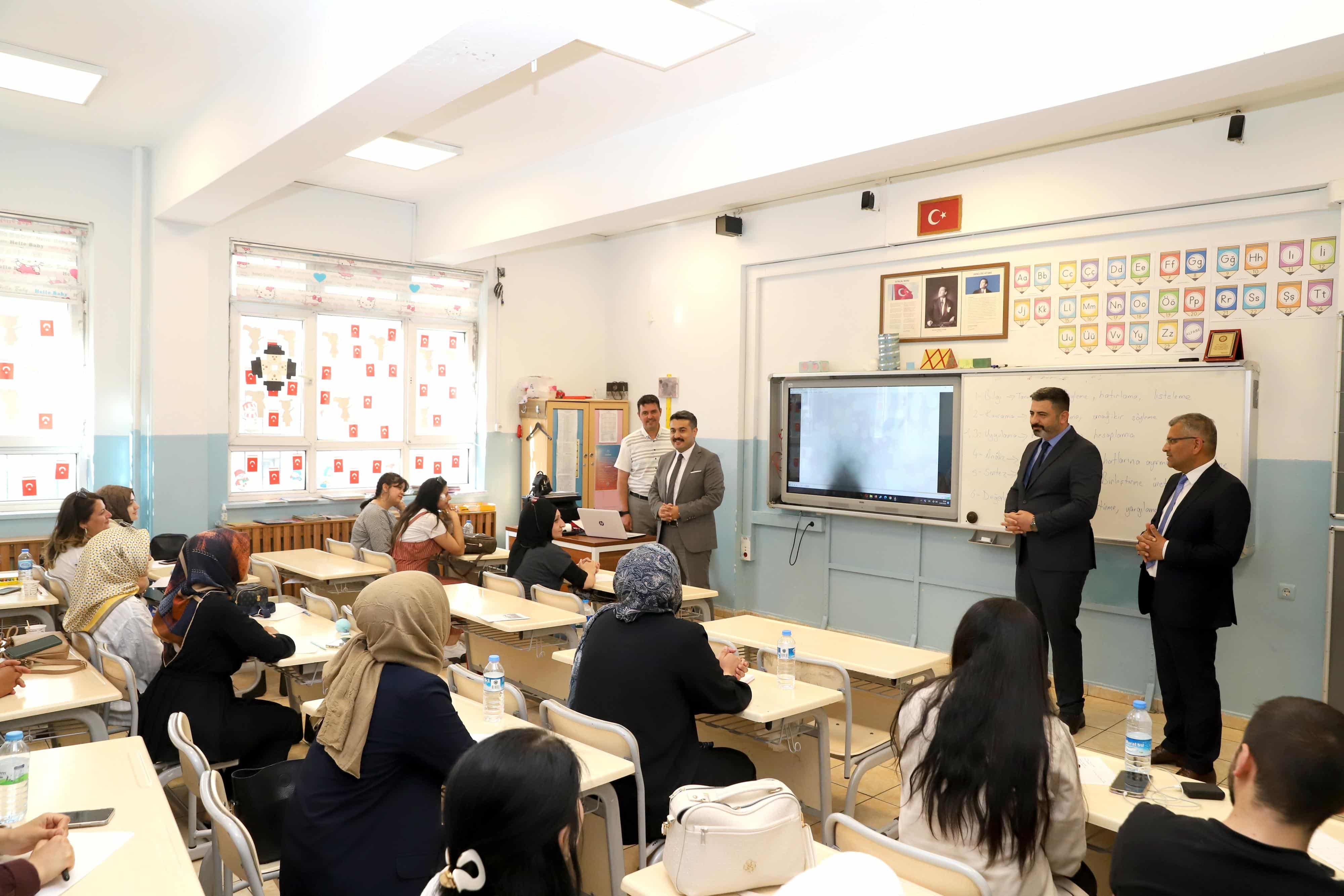 Sivas'ta Öğretmenlere Seminer