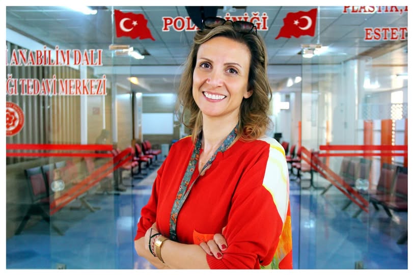 Sivas Cumhuriyet Üniversitesi Sağlıklı Hizmetleri Uygulama ve Araştırma Hastanesi Aile Hekimliği Ana Bilim Dalı Öğretim Üyesi Doç. Dr. Sanem Nemmezi Karaca sigara, nargile, elektronik sigara kullanımı ve zararlarına dair açıklamalarda bulundu. SİGARA İÇME ORANLARININ YENİDEN ARTMAYA BAŞLADI Karaca, “Artık tüm dünyada sigaranın sadece içen kişilere zarar vermediği, ürettiği atıklarla doğayı hatta içmeyen bireyleri de zehirlediği bilimsel kanıtlarla ortaya konulmuştur. Sigara içenlerin etrafa yaydıkları dumanın ve bu dumandan parkelere, perdelere, mobilyalara sinen partiküllerin içmeyen bireylere zararlı etkilerine yönelik bilgiler gün geçtikçe artmaktadır. Tüm bu nedenlerden ötürü yüzde 100 dumansız mekânlar önem kazanmaktadır. Bu amaçla ülkemizde ciddi politikalar geliştirilmiş, önemli adımlar atılmıştır. Ancak maalesef son yıllarda sigara içme oranlarının yeniden artmaya başladığı kaydedilmektedir. Dumansız iç mekanlara ait yasaların ortaya koyduğu zorunlulukların denetlenmesi ve gerekli cezai işlemlerin uygulanması kazanımların kaybedilmemesi açısından oldukça önemlidir” dedi. UYANIK OLMAMIZ GEREKİYOR Nargilenin zararsız olduğu iddiasının doğru olmadığını belirten Karaca, nargilenin sigaradan daha yüksek oranlarda zararlı madde içerdiğini belirterek “Gün geçtikçe zararsız oldukları algısı ile nargile, filtreli sigaralar, elektronik sigaralar ve diğer tütün ürünlerinin kullanımı içilen sigaralar ile yer değiştirmeye başlamıştır. Özellikle gençler ve kadınlar bu projenin hedefi olmuştur. Maalesef 18-24 yaş arasında her iki gençten biri nargile ya da elektronik sigarayı denediği gözlenmektedir. Yapılan çalışmalarda, elektronik sigaranın en sık eğlence amacı ile denenmeye başlandığı, sigaranın bırakılmasına yardımcı bir ürün olarak düşünüldüğü ve kullanıldığı gözleniyor. Bu ürünler farklı şekillerde ve özellikteler. Bir kısmı sigaraya benzer şekilde; uçlarında yanan bir kırmızı ışıkları var. Çoğu tıpkı sigara gibi duman çıkarıyor. Bizim önemsediğimiz nokta ise bağımlılık yapan maddeyi de içeriyor olması. Ayrıca bağımlılığı pekiştiren bu görsel uyaranlar ve davranışsal ritüeller nikotin bağımlılığından kurtulmayı zorlaştırıyor. Uyanık olmamız gerekiyor. O yüzden bağımlılık yapma potansiyelleri açısından bu ürünlerin hiçbirinin diğerinden bir üstünlüğü olmadığını bilmemiz gerekli” dedi. 1995 YILINDAN BU YANA HİZMET VERİYOR Sivas Cumhuriyet Üniversitesi'nde Nikotin Bağımlılığı Tedavi Polikliniği hakkında bilgiler veren Karaca, “1995 yılından bu yana hizmet sunmaktayız. Türkiye'nin pek çok yerinde bunun gibi nikotin bağımlılığı birimlerimiz var. Sigara içen vatandaşlarımıza destek veriyoruz. Sigarayı bırakmak ya da ciddi ciddi gündeminize almak için bugünü bir fırsata çevirelim” diye konuştu. 