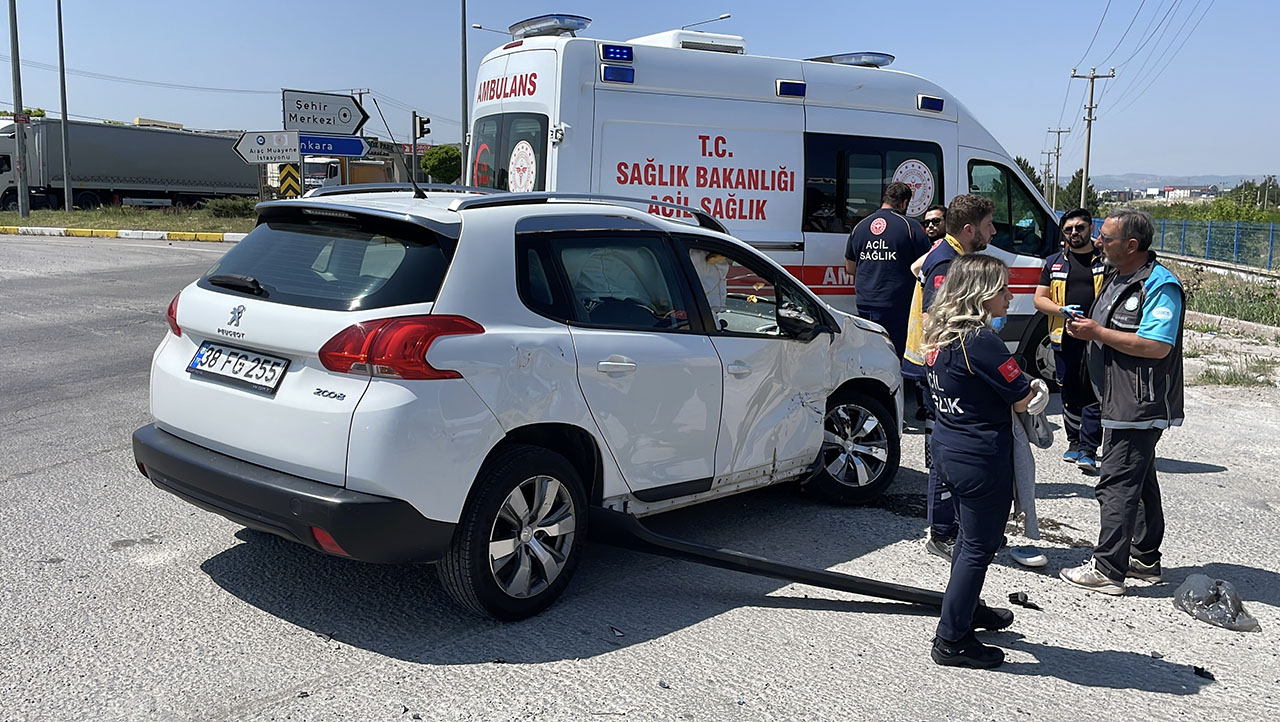 Otomobille ambulans çarpıştı