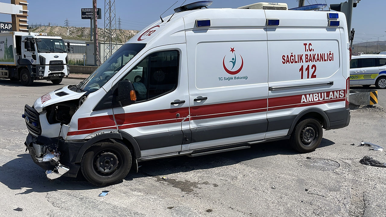 Otomobille ambulans çarpıştı