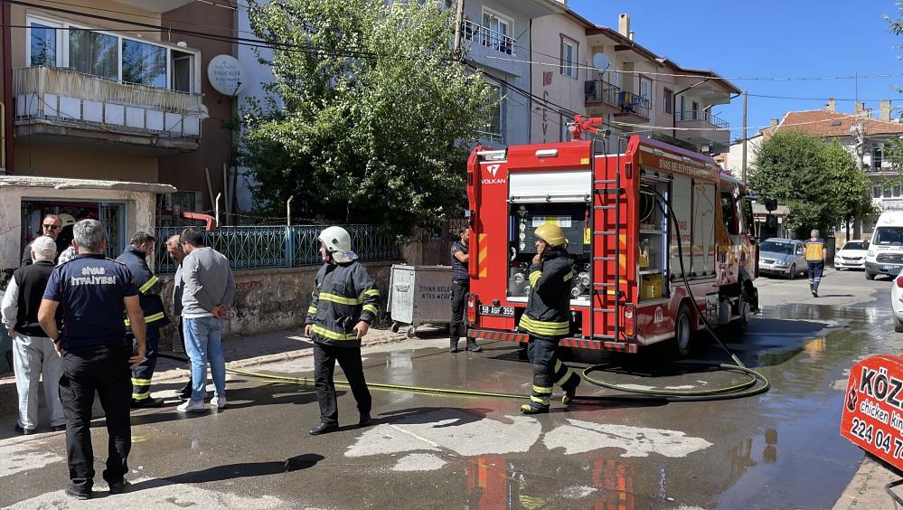 Sivas'ta bodrum katta yangın çıktı! 5 kişi dumandan etkilendi 