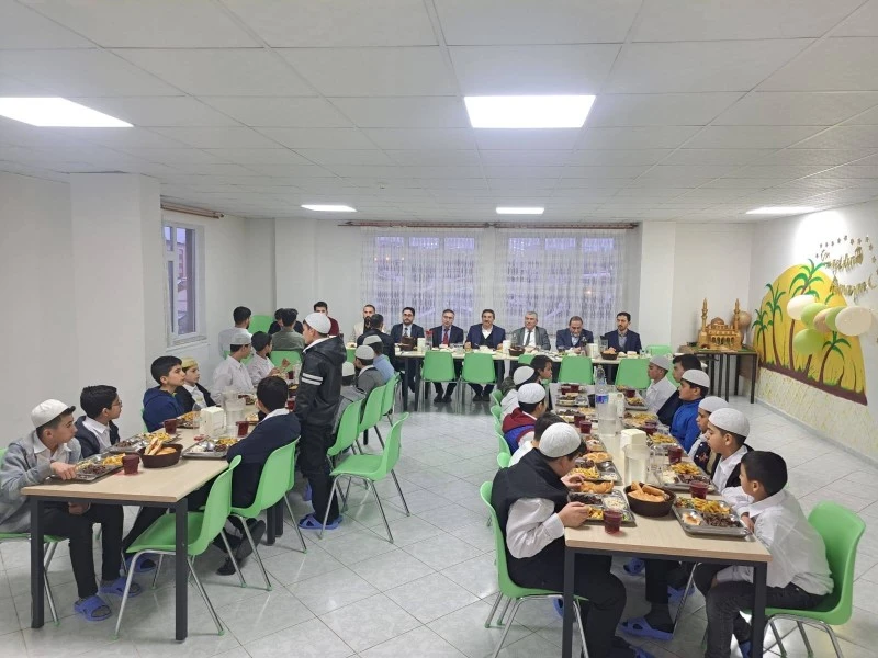 Hafızlarla iftar sofrasında buluştu