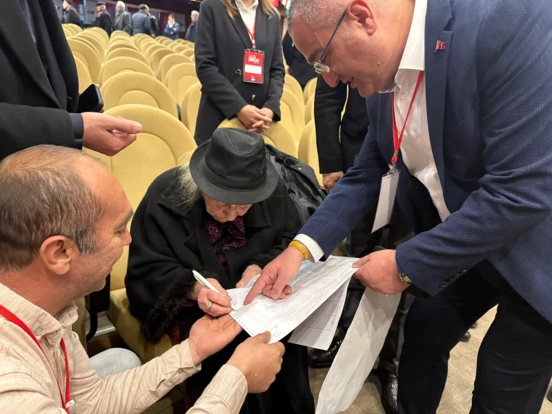 Sivas'ta 92 yaşındaki kadın oy kullanmaya gitti! 