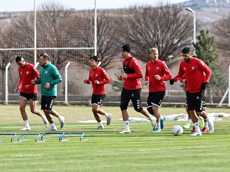 Sivassporlu futbolculardan Rıza Çalımbay'a söz! 