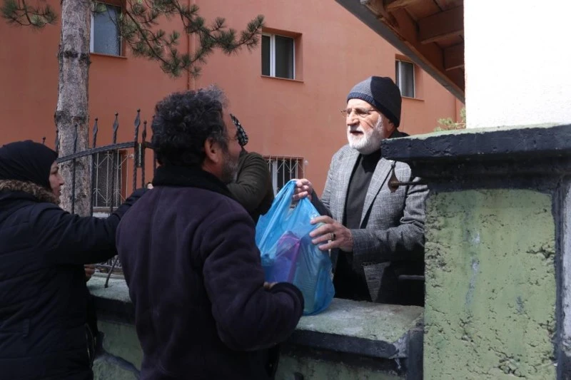 Sivas'taki bu bakkalda para değil, dua geçiyor