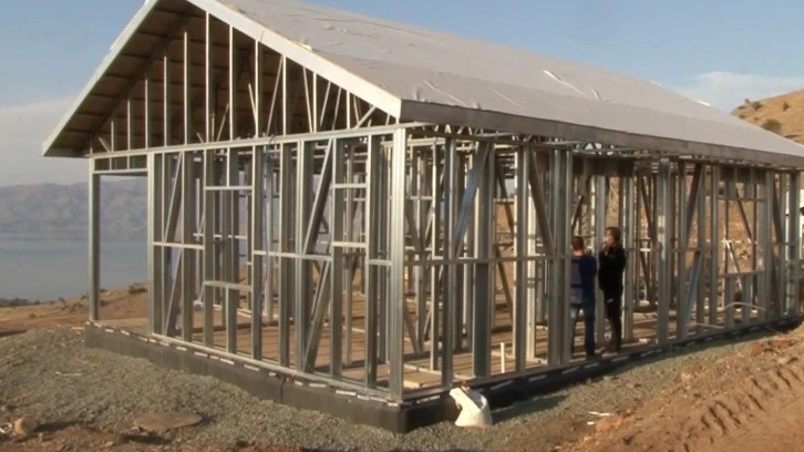 Bakan Özhaseki Deprem Bölgesindeki  Evlerin Hafif Çelikten Yapılacağını Açıkladı