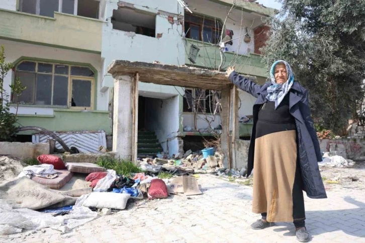 Depremzede Yaşlı Kadını Darp Edip, Evin Demirlerini Çaldılar