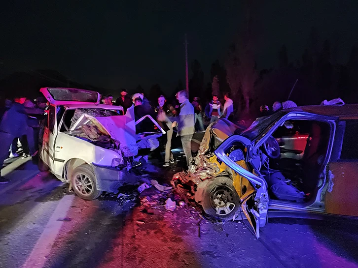 İki Otomobil Feci Şekilde Çarpıştı; 1 Ölü 3 Yaralı 