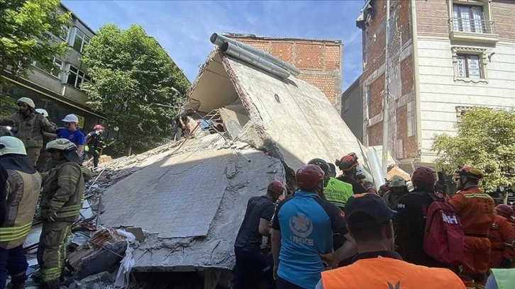 İstanbul'da Çöken Binanın Enkazında 1 Kişinin Cansız Bedenine Ulaşıldı 