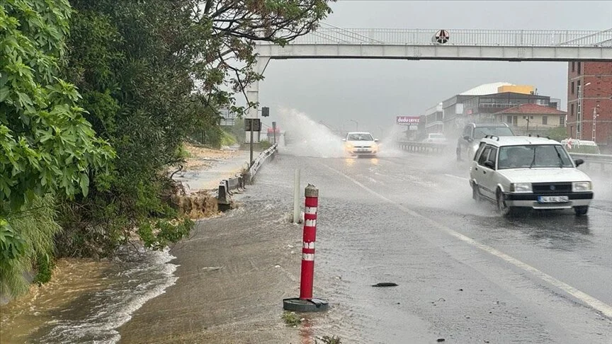 Kuvvetli yağış nedeniyle trafikte aksamalar yaşandı 