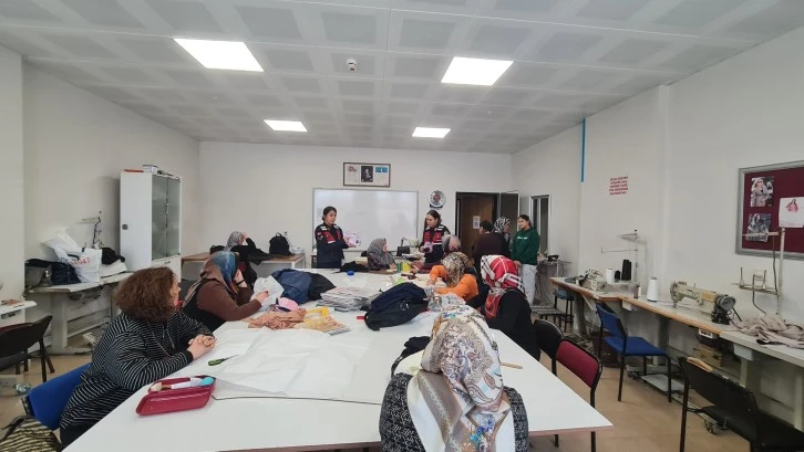Sivas'ta Jandarma Ekipleri Kadın Kursiyerlere KADES'i Anlatıldı
