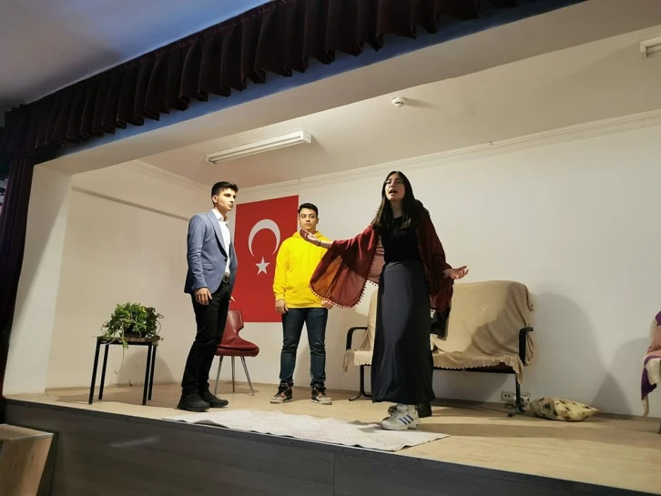 Sivas'ta Öğrenciler Çağın Hastalığına Tiyatroyla Dikkat Çekti