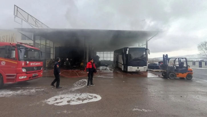 Sivas'ta Otomobil Tamirhanesinde Yangın Çıktı! 