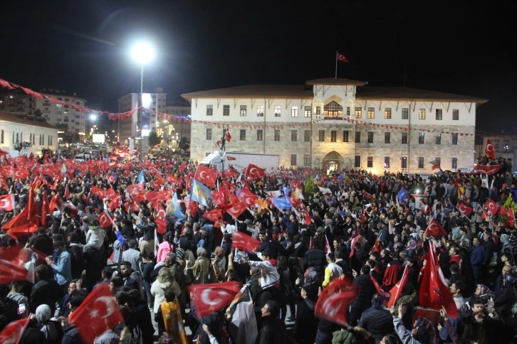 Sivas’ta Vatandaşlar Meydanlara Akın Etti