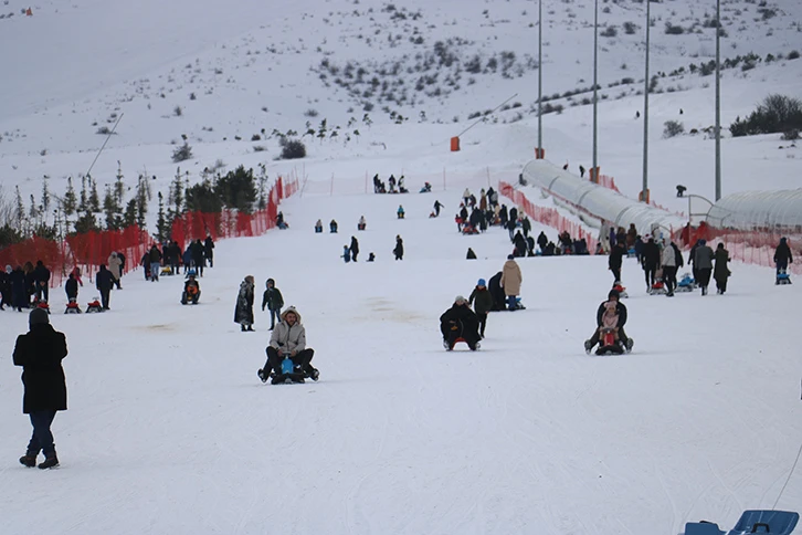 Türkiye'nin En Ekonomik Kayak Merkezinde Hafta Sonu Yoğunluğu 
