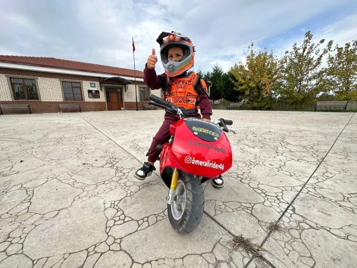 Yaşıtları Oyuncak Oynarken O 5 Yaşında Motosiklet Sürüyor 