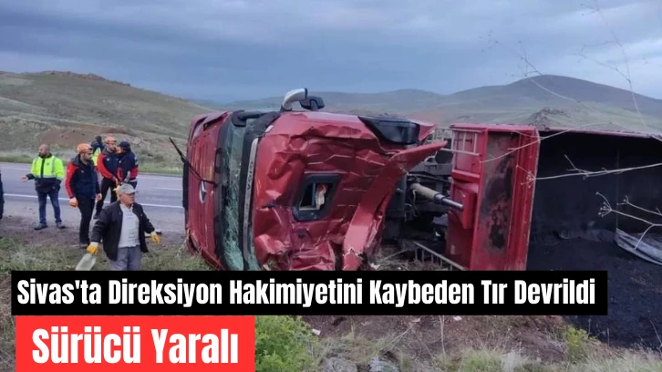 Sivas'ta Direksiyon Hakimiyetini Kaybeden Tır Devrildi! Sürücü Yaralı 