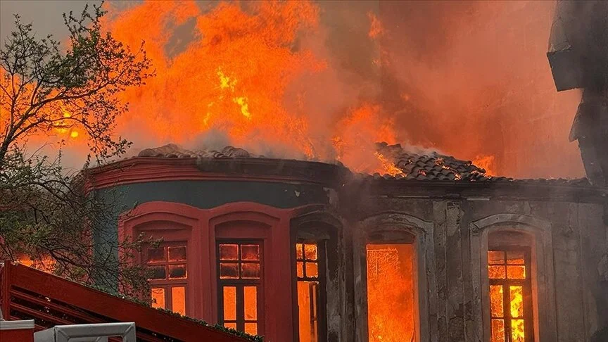 2 katlı tarihi binada çıkan yangın söndürüldü
