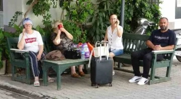 Adana'da Deprem Telaşı:  Kimi Valizini, Kimi Bebeğini Alıp Sokağa Koştu