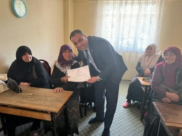 Akıncılar'da Kur'an kursu eğitimini tamamlayan kadınlara belge verildi