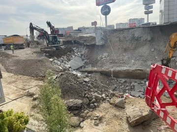 Ankara'da Toprak Kayması; 11 Katlı Binanın Otoparkı Çöktü!