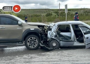 Arazi Aracı Otomobile Çarptı, 8 Kişi Yaralandı