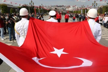 Atatürk'ü Temsil Eden Bayrak Karaya Çıktı