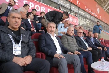 BBP Genel Başkanı Destici Sivasspor Maçını Tribünden Takip Etti 