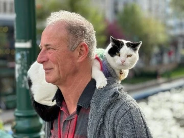 Boynunda Kedisi İle Tüm Türkiye'yi Dolaşıyor