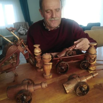 Emekli marangoz ustası, ağaçları oyarak yüzlerce oyuncak yaptı