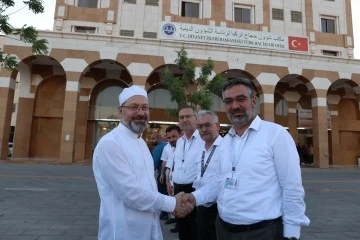  Erbaş, Medine’de Türk Hac İşleri Ofisi’ni Ziyaret Etti