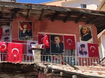 Evini Türk Bayrakları ve Atatürk Posterleriyle Donattı