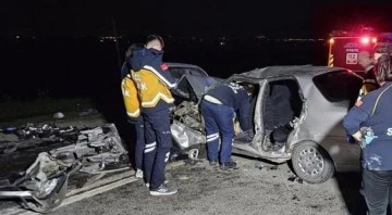 Feci Kaza: İki Otomobil Kafa Kafaya Çarpıştı!