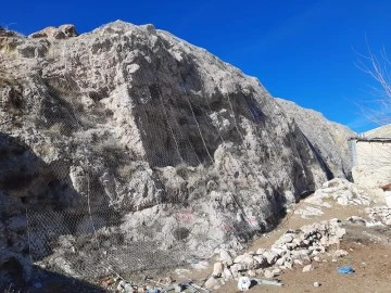 Gürün'de Düşen Kayalara Önlem Alınıyor