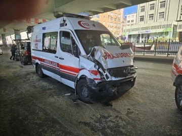 Hatalı Dönüş Yapan Minibüsle Ambulans Çarpıştı