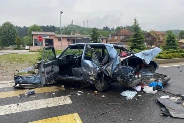 İki Aracın Karıştığı Kazada Otomobil Hurda Yığınına Döndü